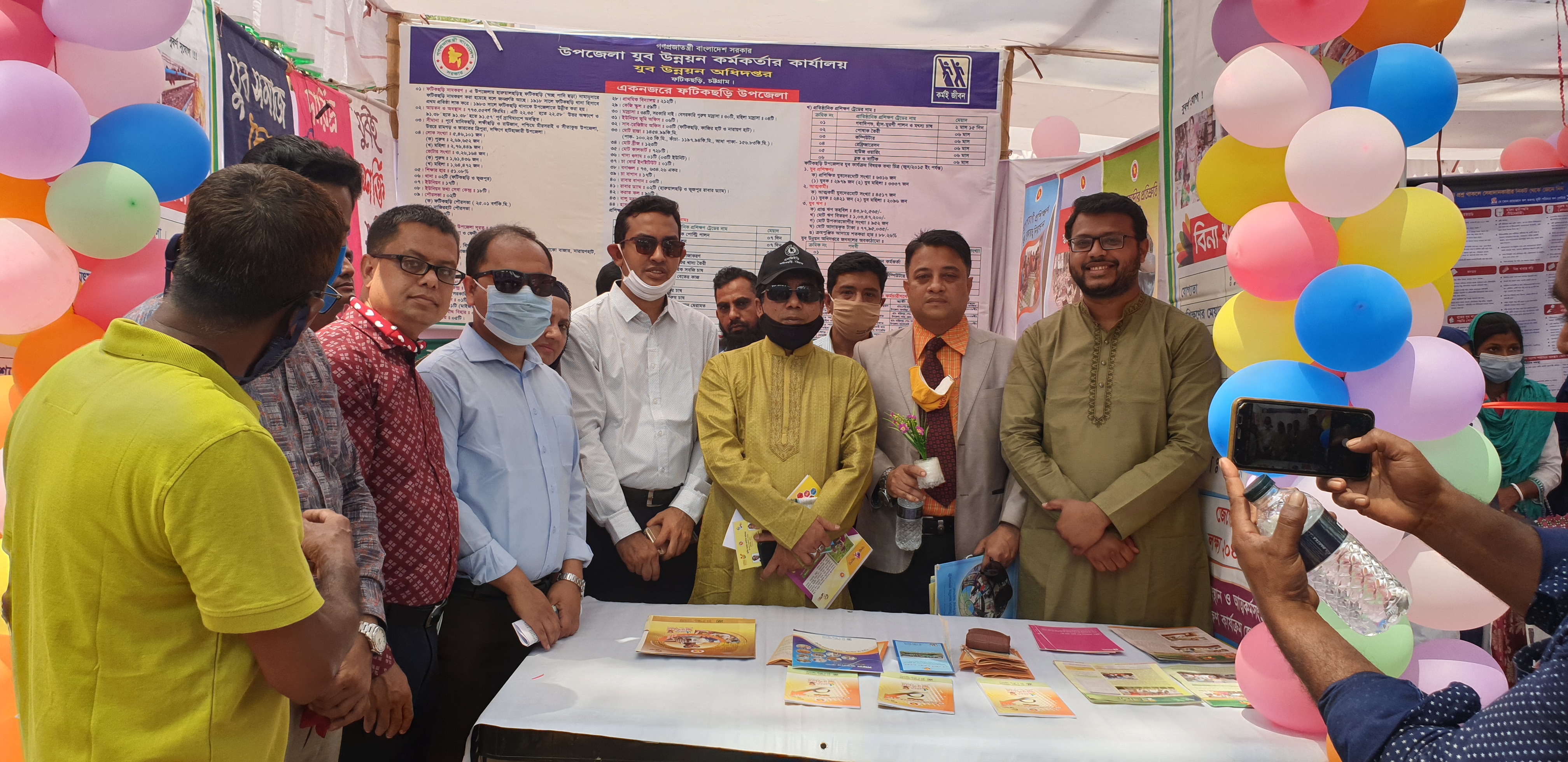 উপজেলা যুব উন্নয়ন কর্মকর্তার স্টল পরিদর্শন করছেন উপজেলা চেয়ারম্যান, ঊপজেলা নির্বাহী অফিসার, সহকারী কমিশনার ভুমি, উপজেলা ভাইস চেয়ারময়ান, এবং অন্যান্য সরকারী কর্মকর্তারা