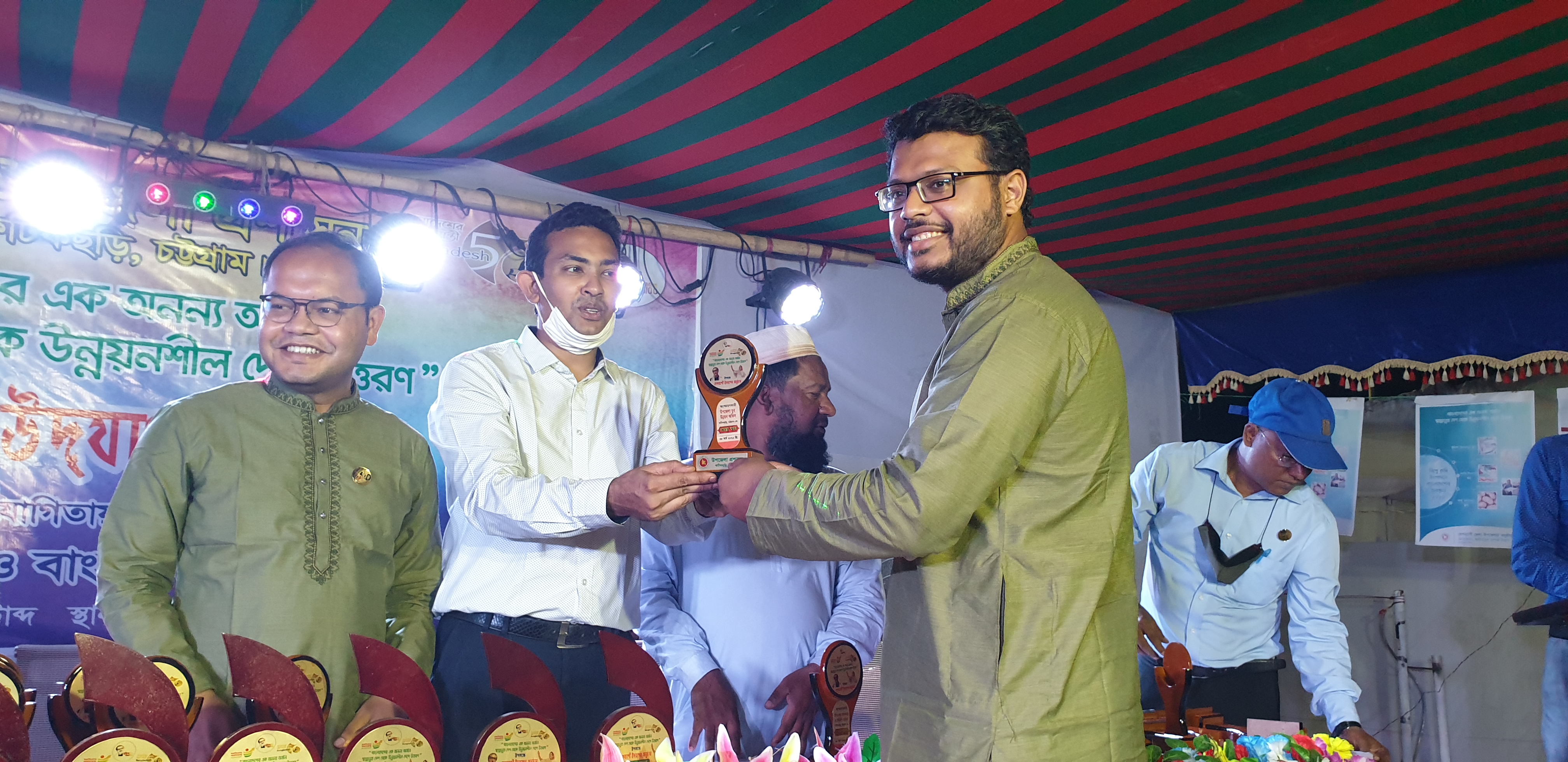 উপজেলা নির্বাহী অফিসারের হাত থেকে পুরষ্কার নিচ্ছেন জনাব তানভীর আহমেদ সিদ্দিকী, উপজেলা যুব উন্নয়ন কর্মকর্তা
