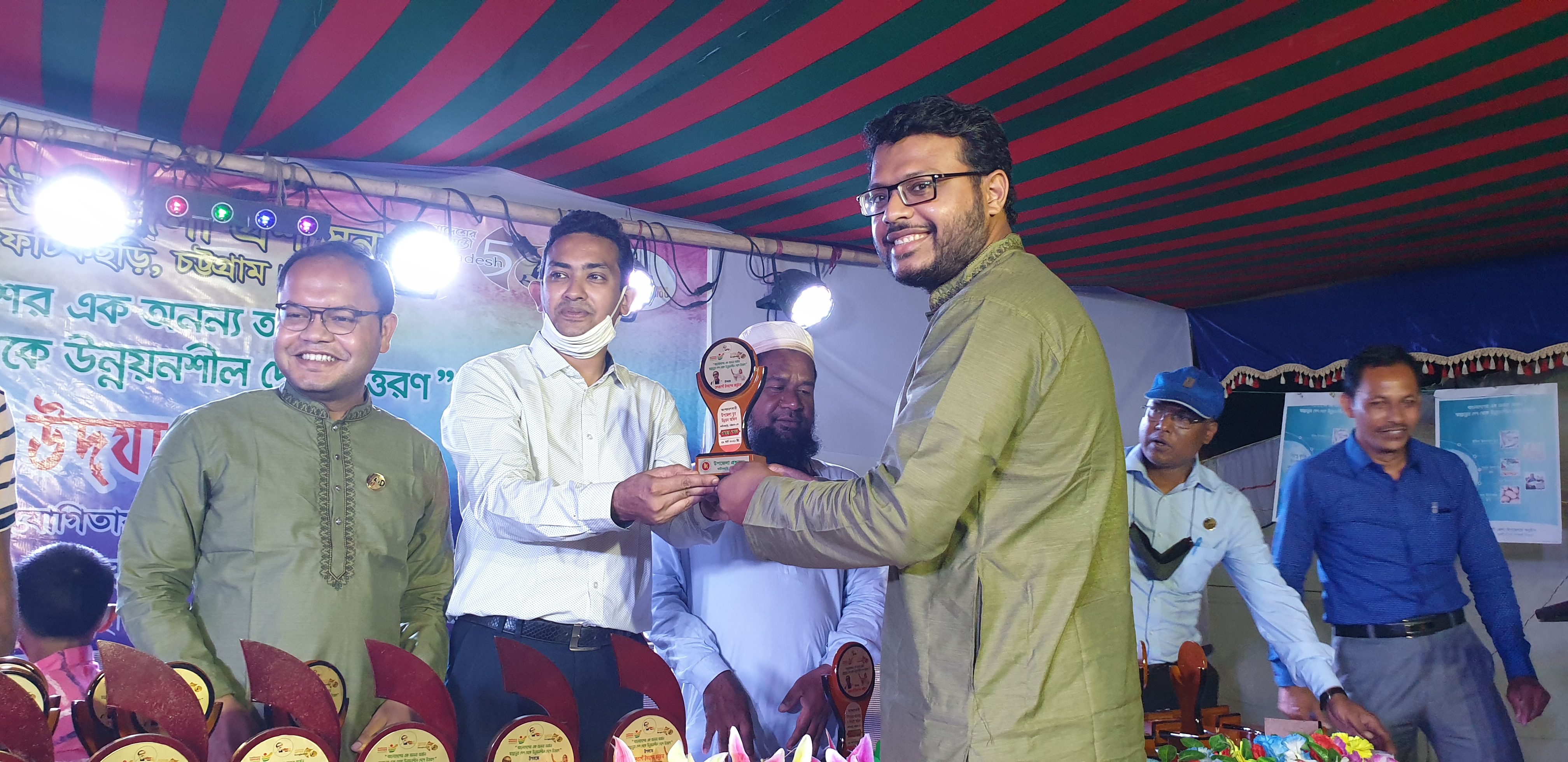 উপজেলা নির্বাহী অফিসারের হাত থেকে পুরষ্কার নিচ্ছেন জনাব তানভীর আহমেদ সিদ্দিকী, উপজেলা যুব উন্নয়ন কর্মকর্তা