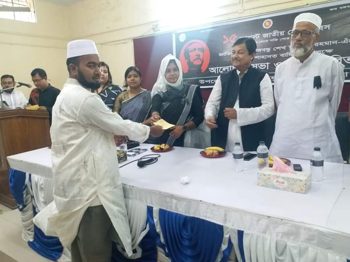 শেখ আল-আমিন ৮০০০০/- যুব ঋণের চেক গ্রহন করছে