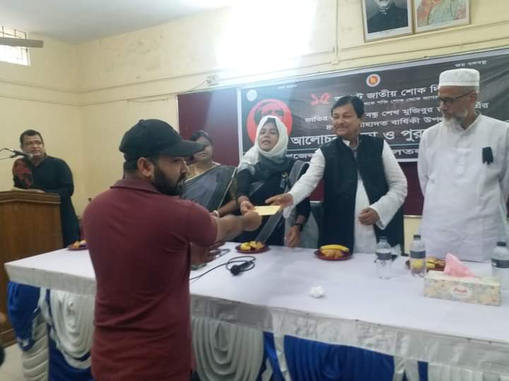 শেআব্দুল্লাহ আল যুবায়ের ৮০০০০/- যুব ঋণের চেক গ্রহন করছে