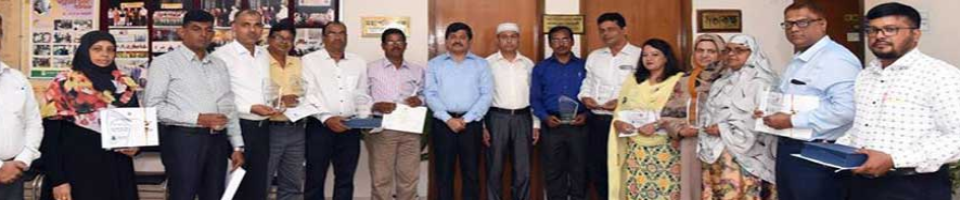 মহাপরিচালক মহোদয়ের কাছে সম্মাননা গ্রহণ