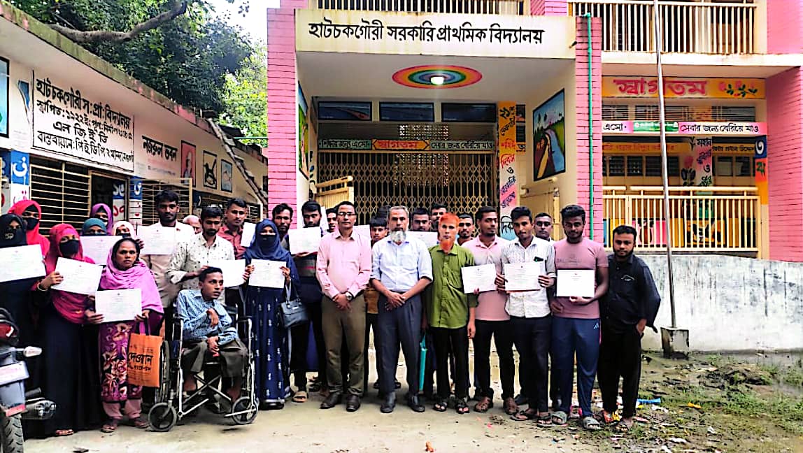 অপ্রাতিষ্ঠানিক প্রশিক্ষণ ব্যাচের সনদ বিতরণ