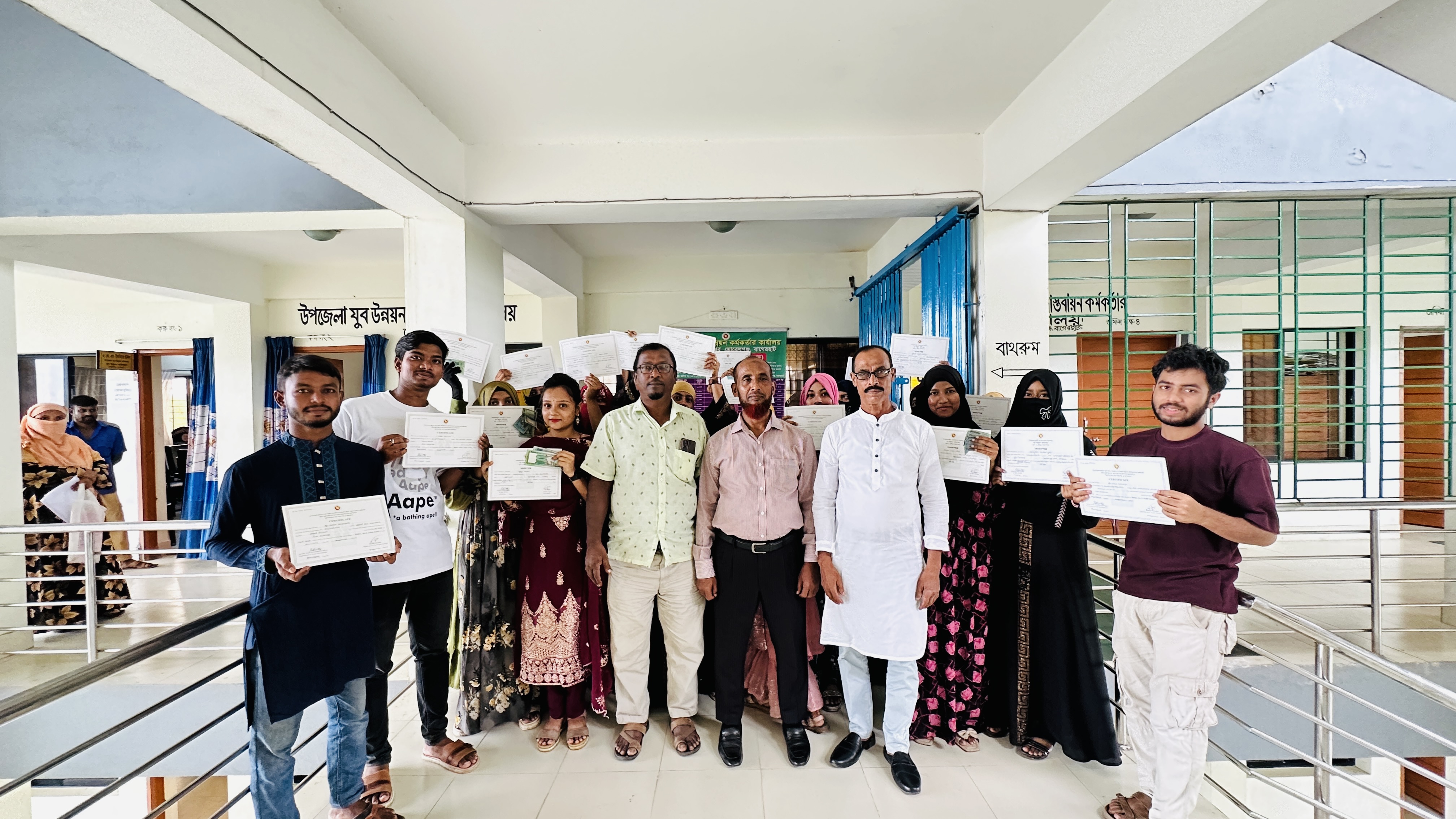 ২০২৫-২০২৬ অর্থ বছরের অপ্রাতিষ্ঠানিক ১ম ব্যাচের প্রশিক্ষণের সনদপত্র বিতরন ও যাতায়াত ভাতা বিতরনের কিছু স্থির চিত্র