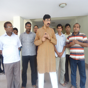 যুব উন্নয়ন অধিদপ্তরের মহাপরিচালক জনাব অশিত কুমার মুকুট মনি এবং সঙ্গে আছেন এডিসি শিক্ষা,পাবনা।