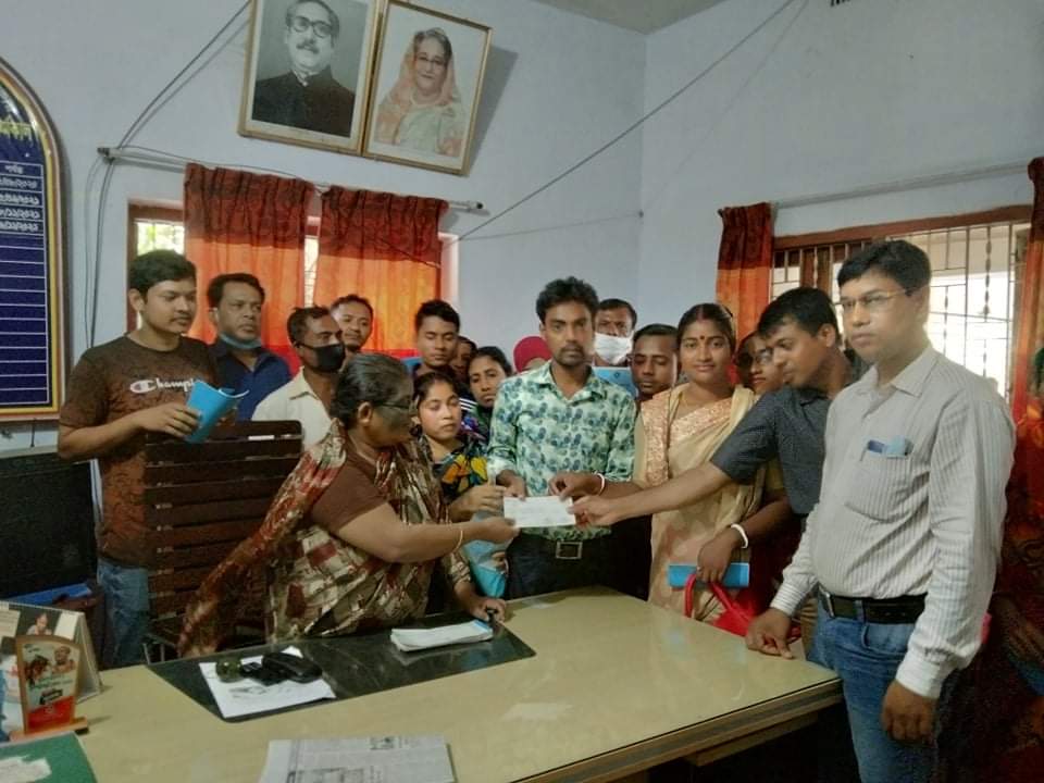 ঋণ বিতরনের ছবি