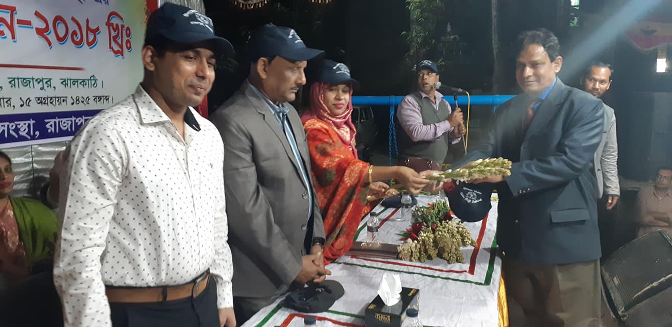 ঋণ বিতরণ কর্মসূচিতে 