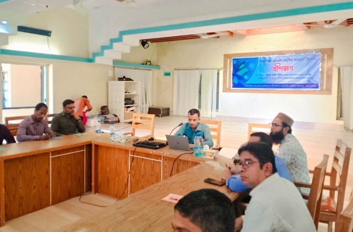 উপজেলা যুব উন্নয়ন কর্মকর্তা জনাব তানভীর আহমেদ সিদ্দিকী অন্যান্য কর্মকর্তাবৃন্দের সাথে প্রশিক্ষণ কর্মশালায় অংশগ্রহণ করছেন।