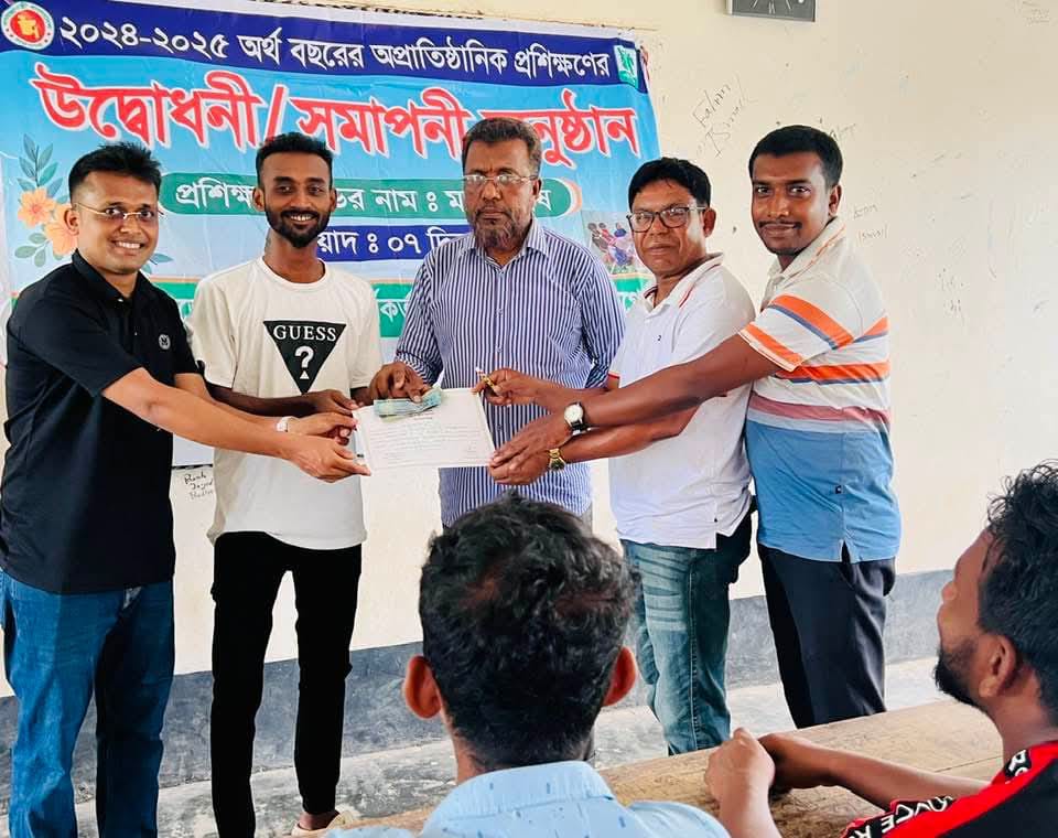 অপ্রাতিষ্ঠানিক প্রশিক্ষণ ১৩ তম ব্যাচের যাতায়াত ভাতা ও সনদপত্র প্রদান