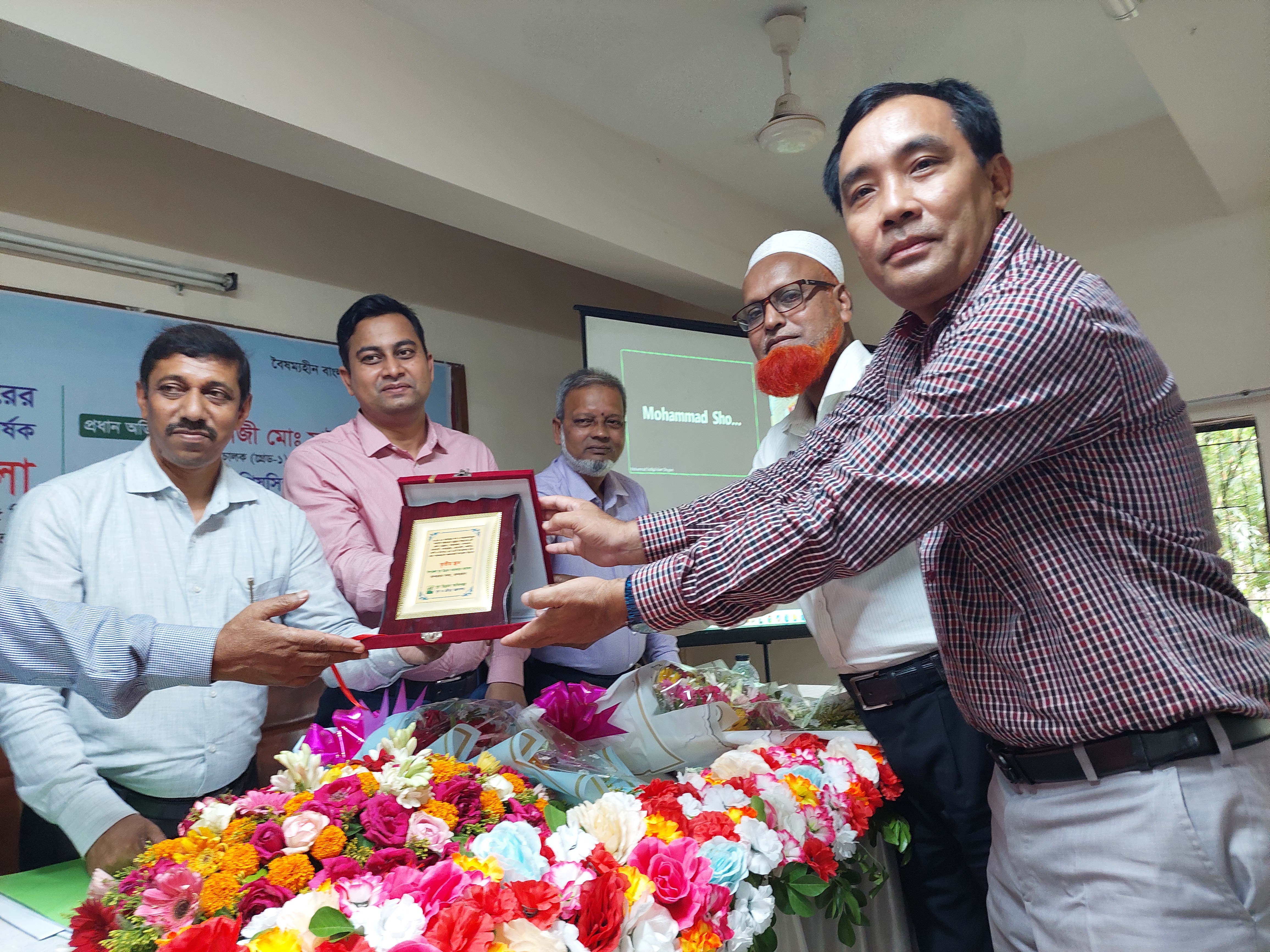 চট্টগ্রাম বিভাগের ঋণ কার্যক্রমের ৩য় স্থান অধিকারী বান্দরবান সদর পক্ষে সম্মাননা পুরস্কার গ্রহণ