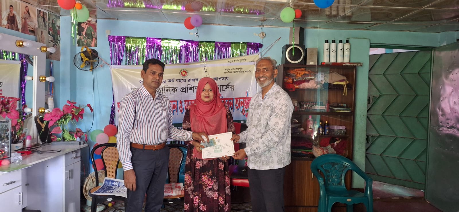 দ্বিতীয় ব্যাচের ভাতা বিতরণ