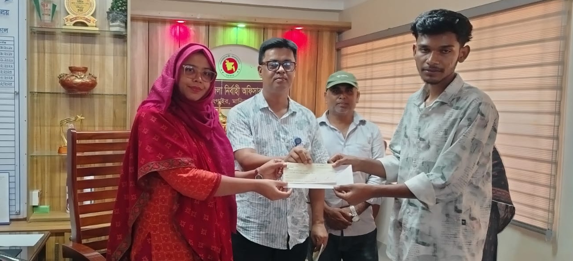 প্রশিক্ষিত যুবর মাঝে যুবঋণের চেক বিতরণ