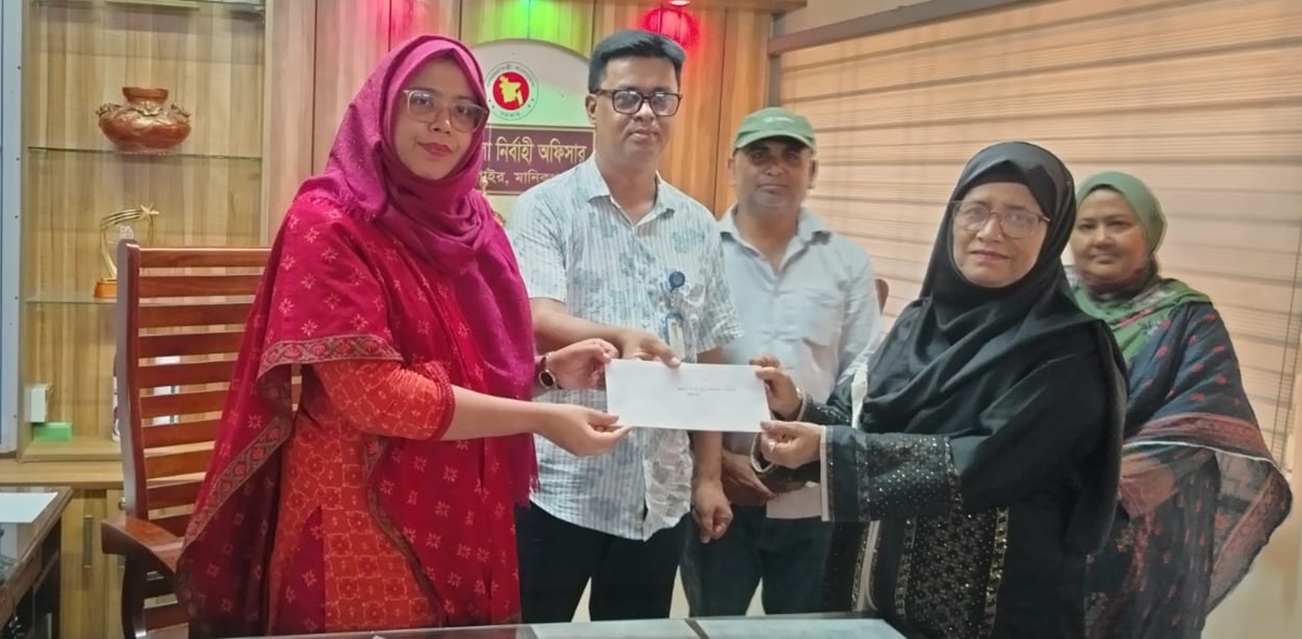 যুব সংগঠনকে রেজিস্ট্রেশন পত্র বিতরণ