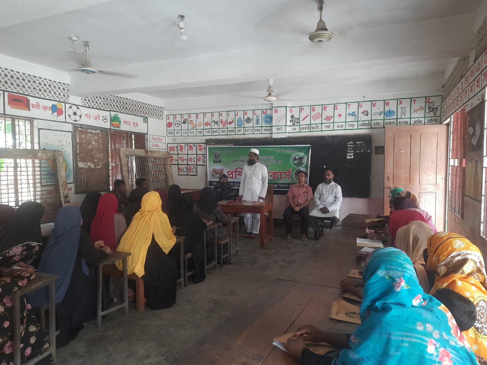 ২০২৫-২৬ অর্থ বছরের ১৪তম ব্যাচের অপ্রাতিষ্ঠানিক গাভিপালন বিষয়ক প্রশিক্ষণ কোর্সের স্থীর চিত্র