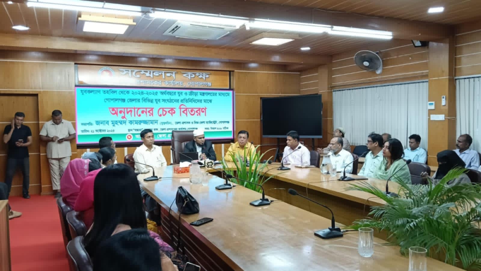 জেলা প্রশাসক মহোদয়ের মাধ্যমে বিভিন্ন সংগঠনের মধ্যে অনুদানের চেক বিতরণ -২০২৫