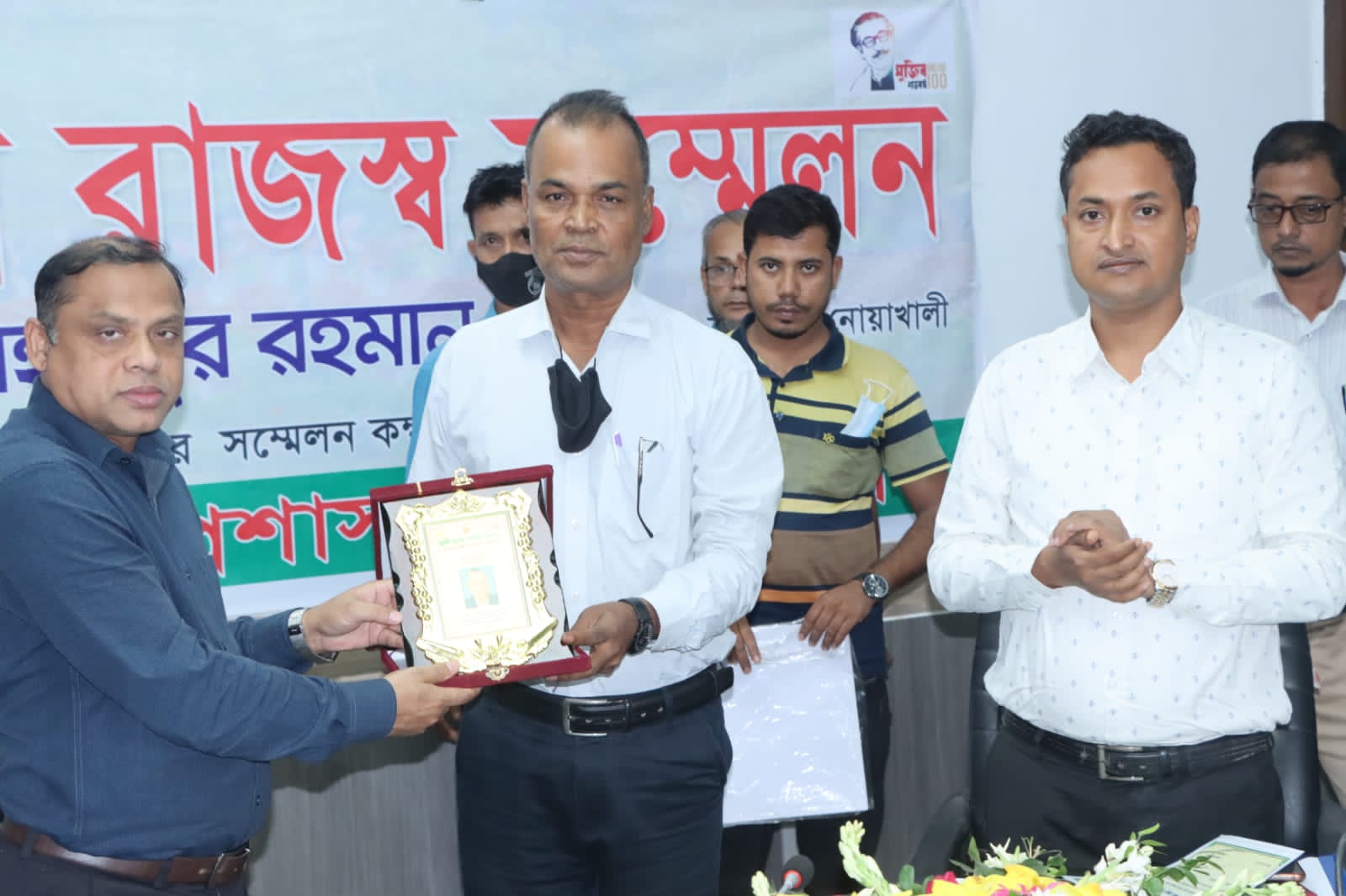 ডিসি মহোদয় থেকে পুরস্কার গ্রহন
